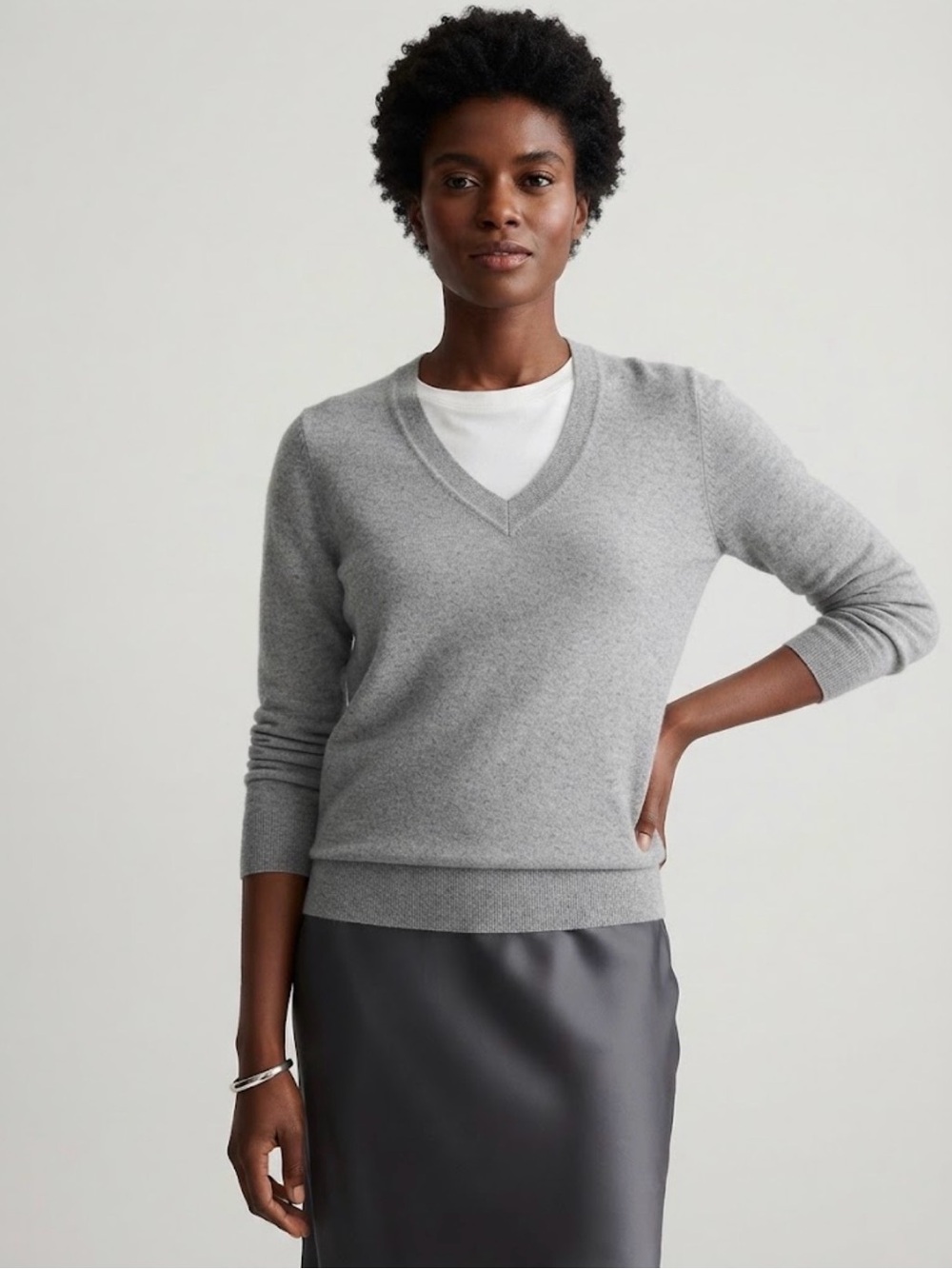 Quince heather gray v-neck cotton/cashmere sweater. Size M.
